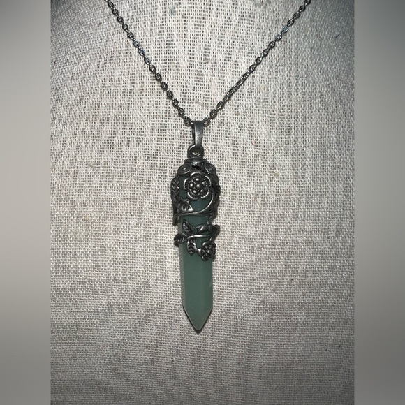 Green aventurine crystal point necklace with pewter wrap cap. - Picture 5 of 6